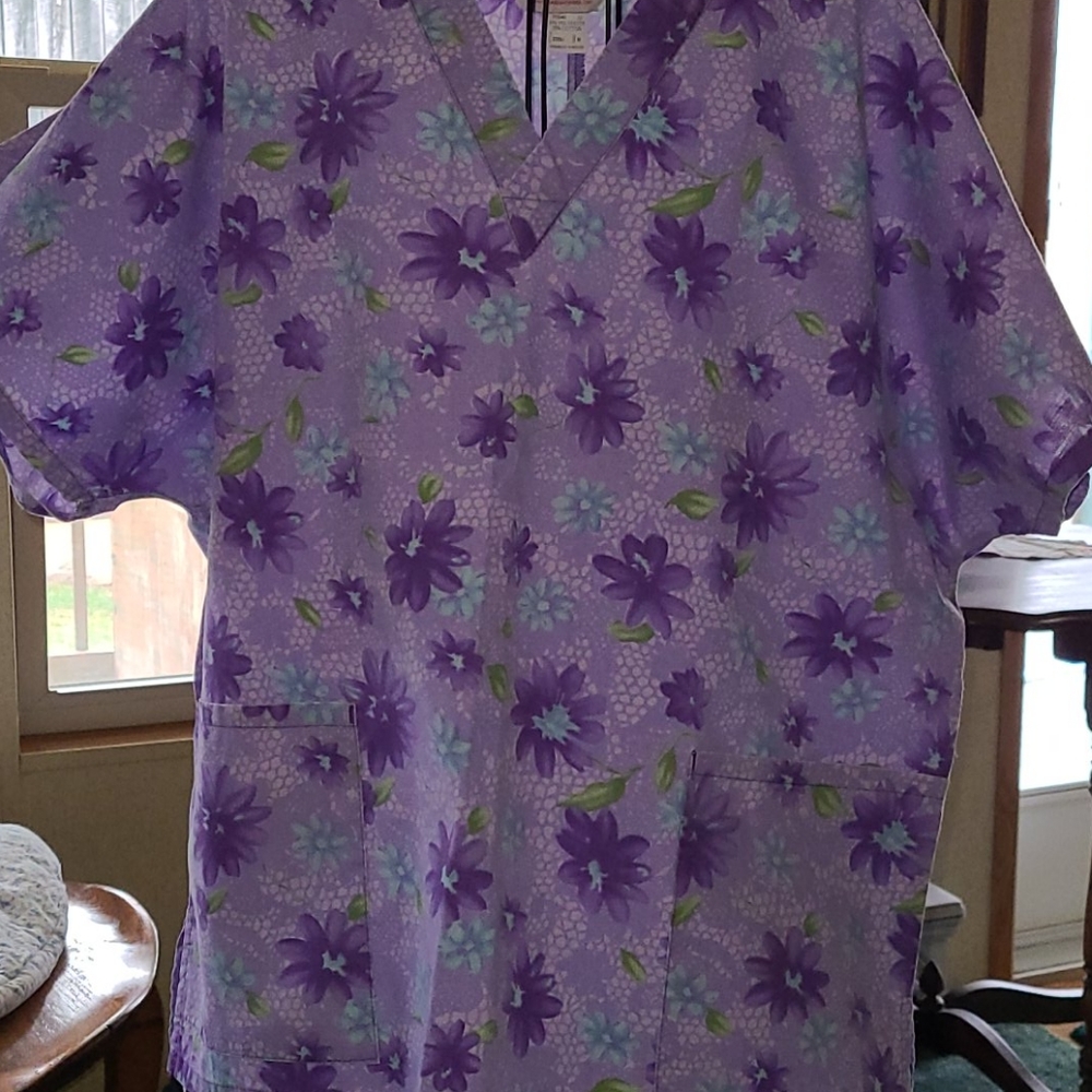 Flower scrub top